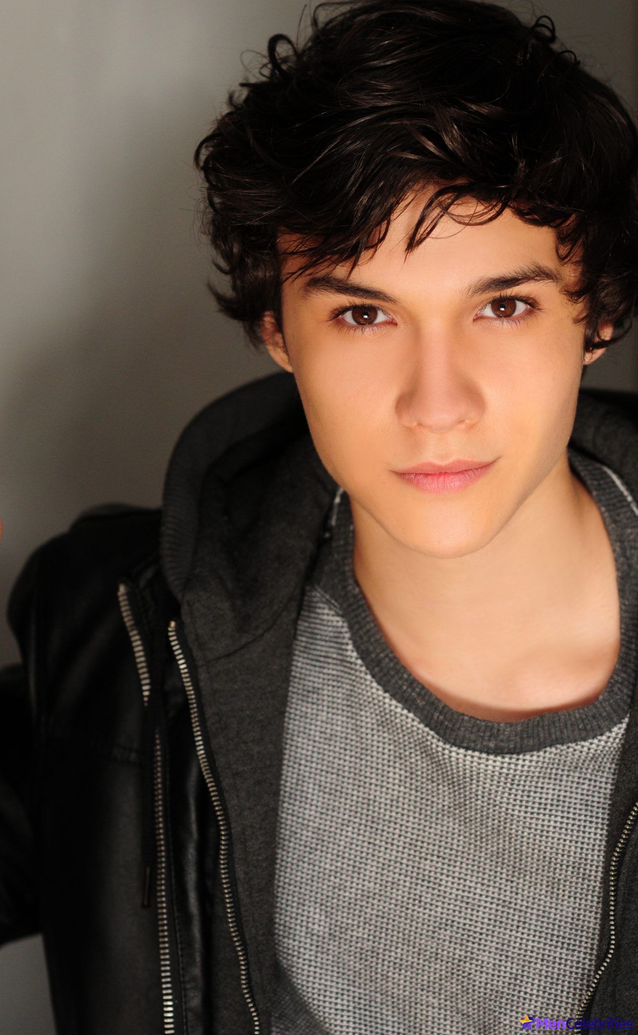 Benjamin Wadsworth shirtless and sexy pics