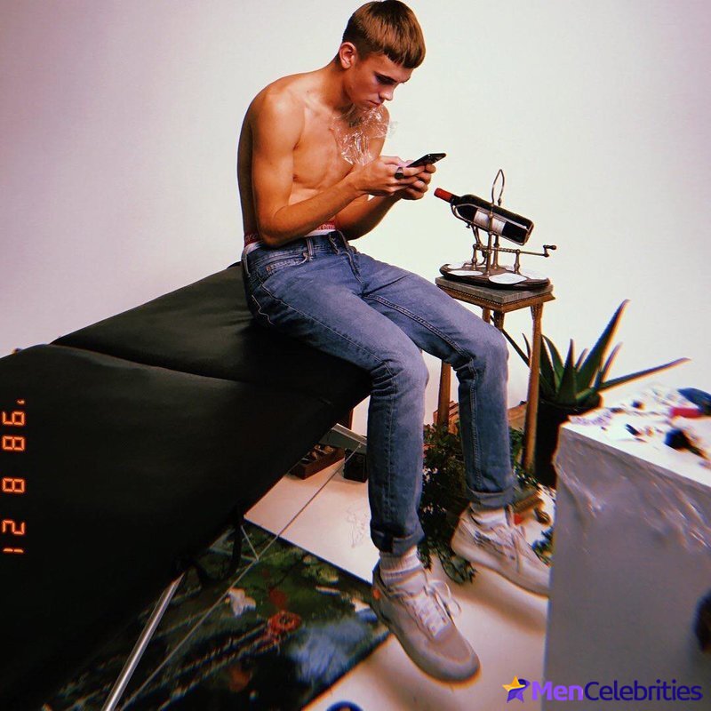 Felix Sandman nude ass and underwear pics
