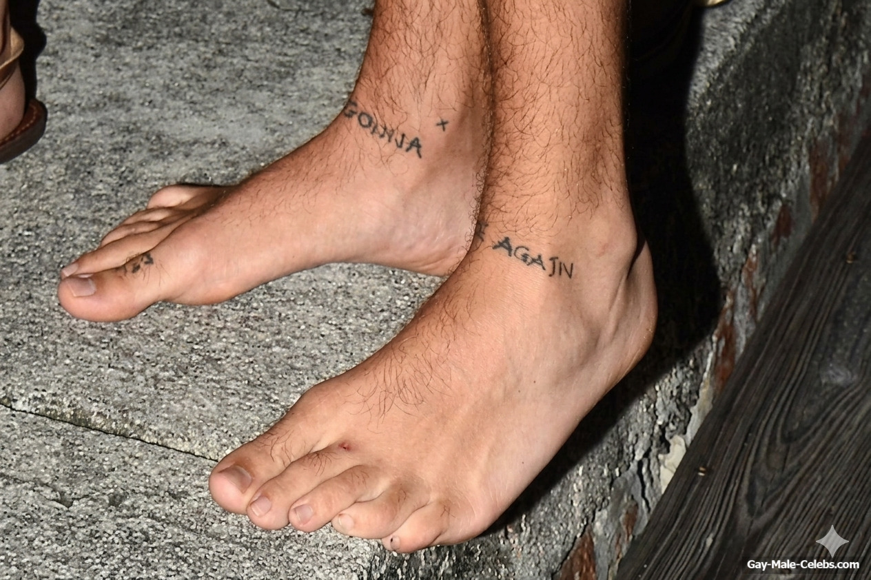 Harry Styles foot