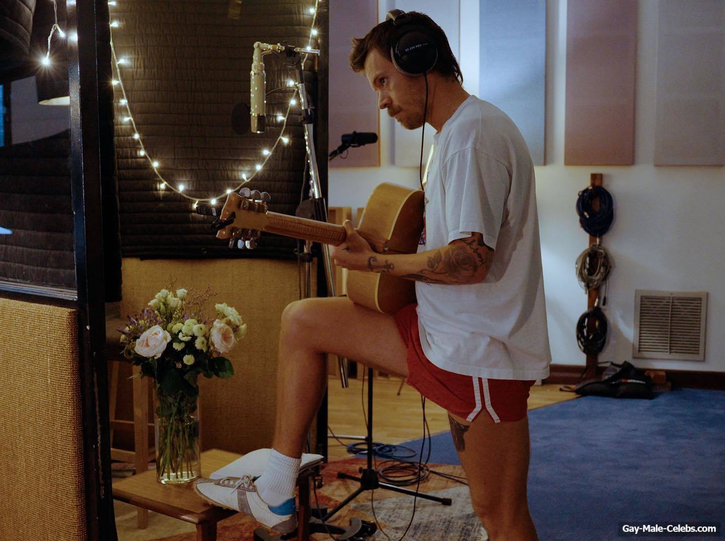 Harry Styles Shirtless And Foot Close Up Photos