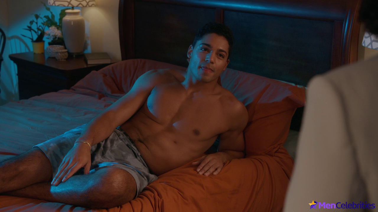 Michael Evans Behling nude and sex scenes