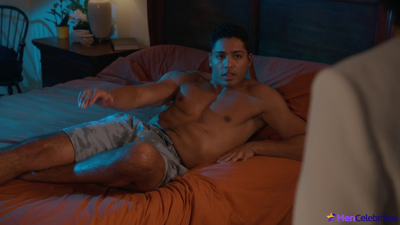 Michael Evans Behling nude and sex scenes