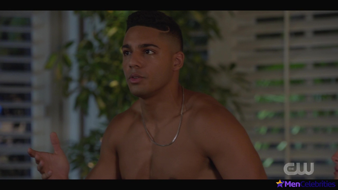 Michael Evans Behling nude and sex scenes