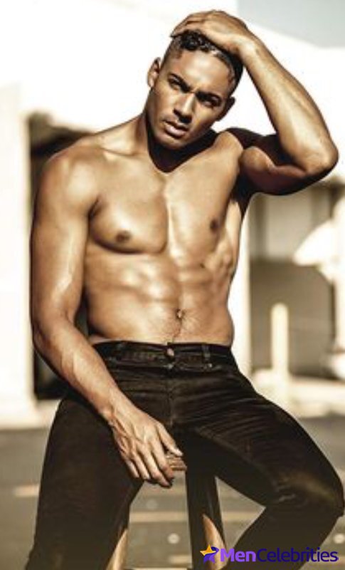 Michael Evans Behling shirtless and underwear pics