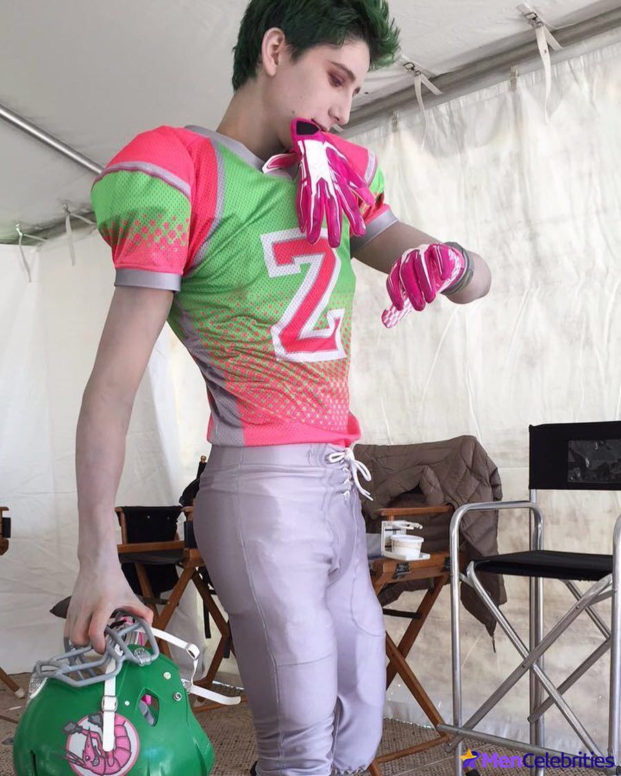 Milo Manheim shirtless and penis bulge pics