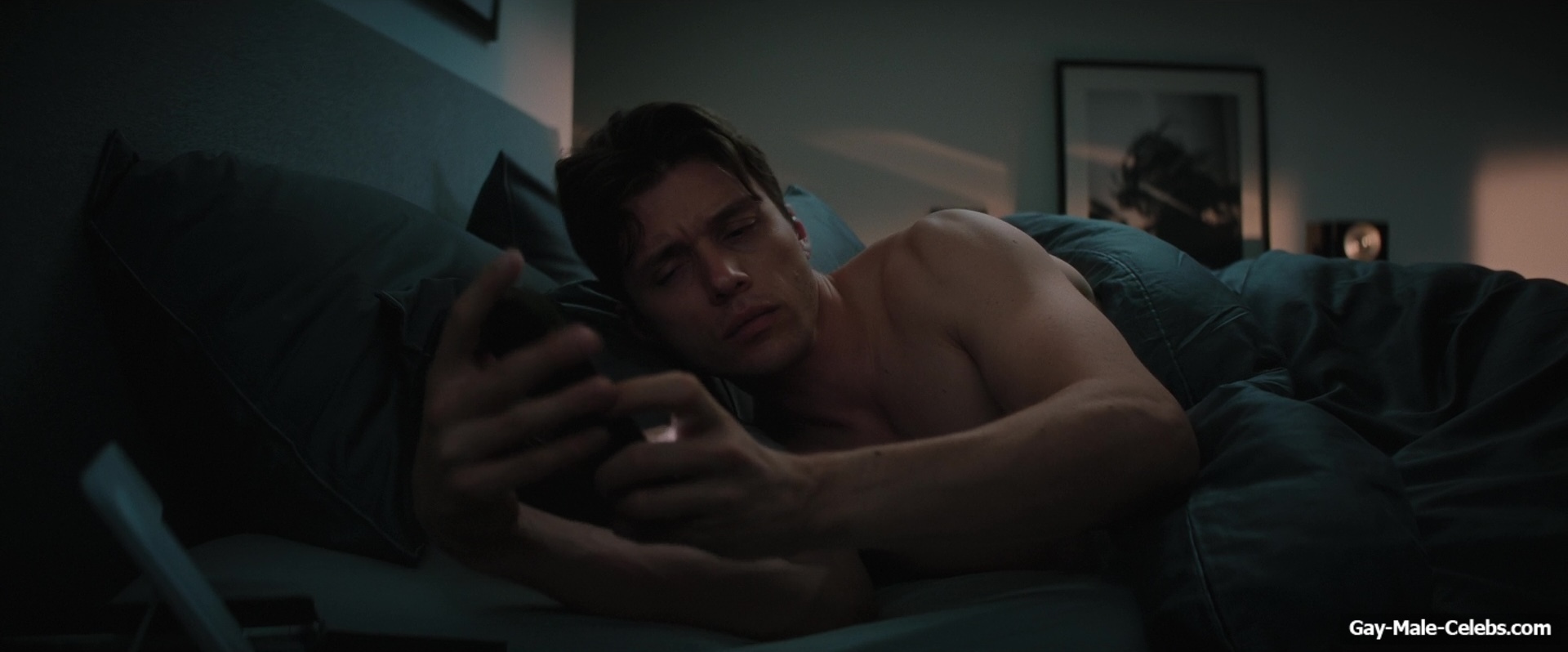 Nick Robinson Nude Shower in Voicemails For Isabelle