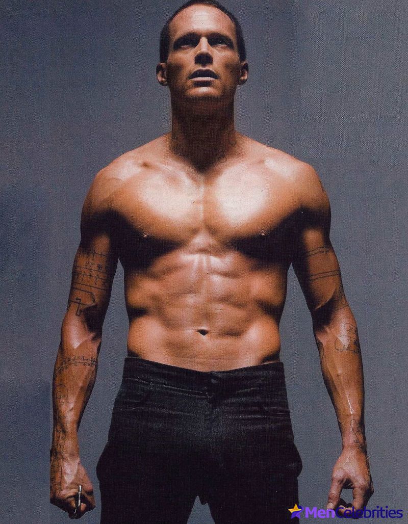 Paul Bettany nude photos