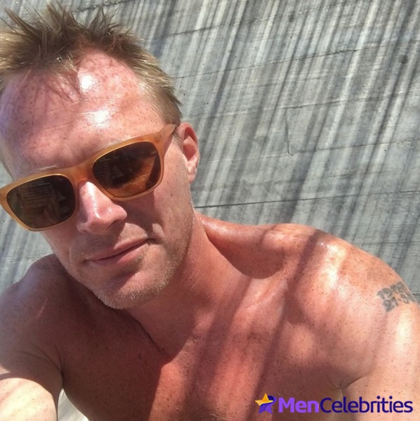 Paul Bettany leaked nude selfie