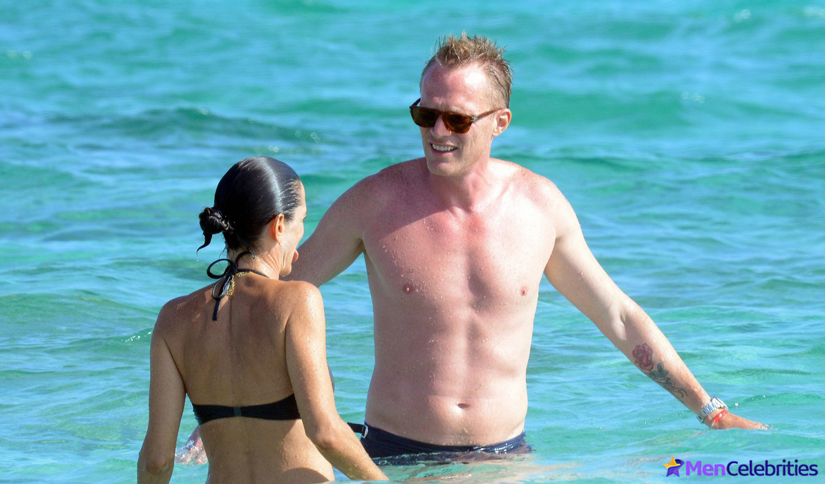 Paul Bettany sexy beach