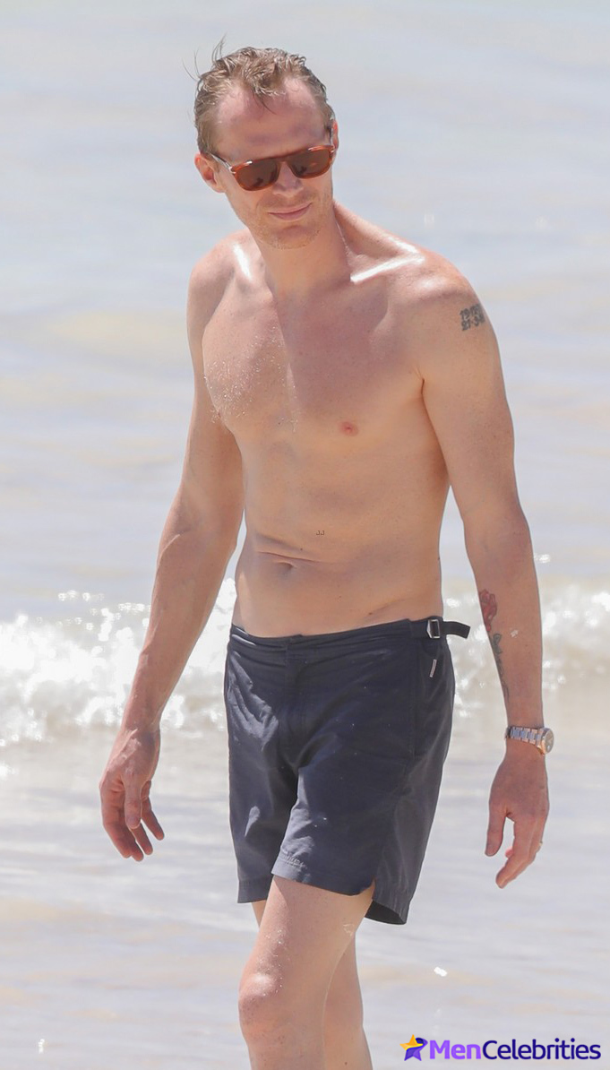 Paul Bettany penis beach