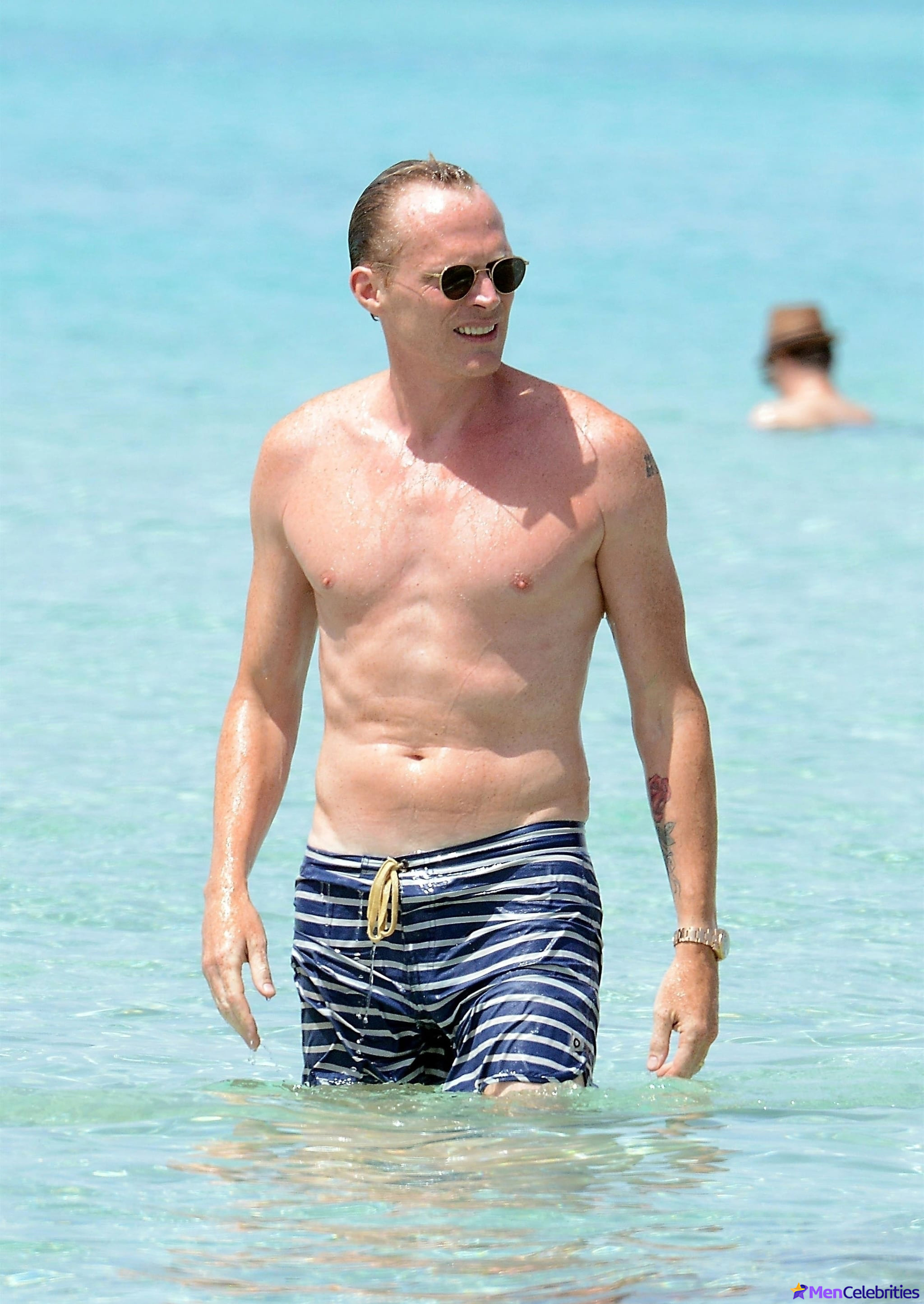 Paul Bettany nude beach pics
