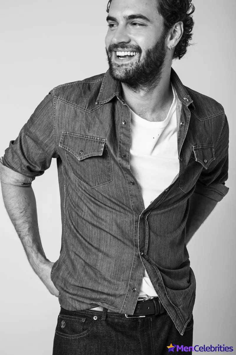 Tom Bateman sexy posing photos