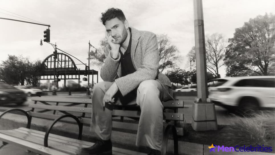 Tom Bateman sexy posing photos