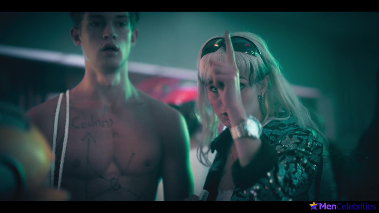 Damian Hardung shirtless in How To Sell Drugs Online 3-05 To make amends maybe be friends