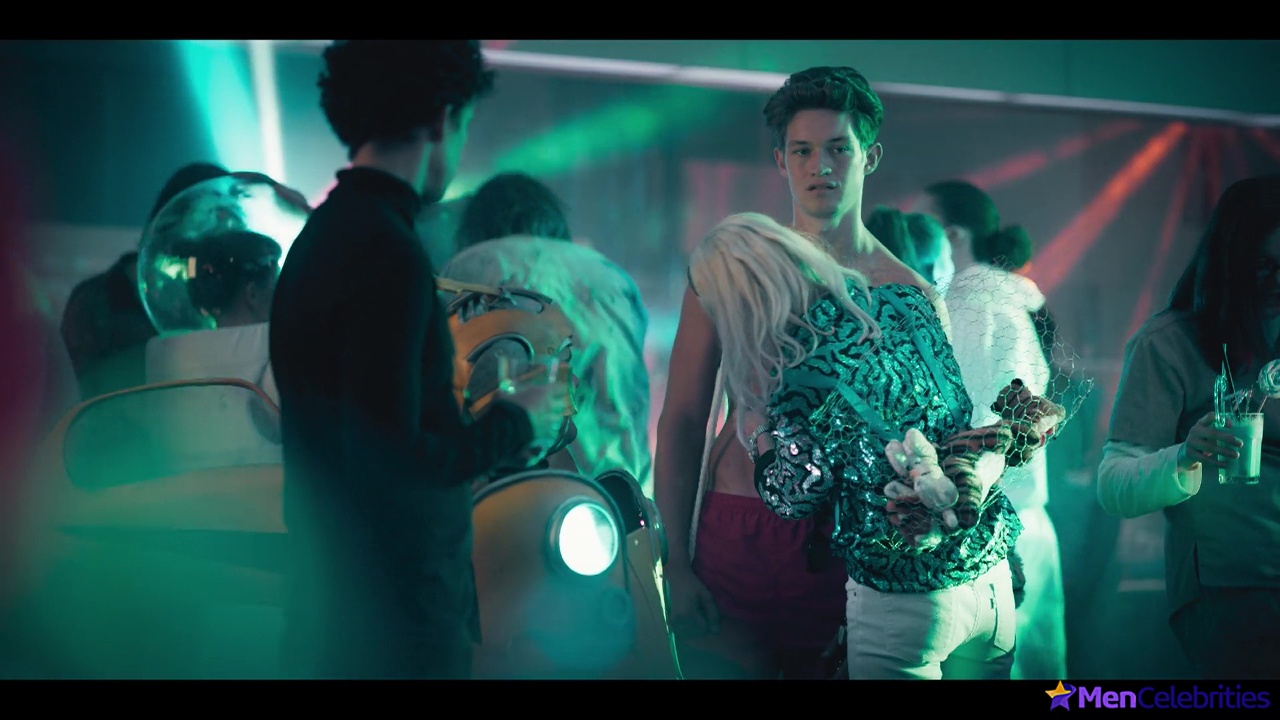 Damian Hardung shirtless in How To Sell Drugs Online 3-05 To make amends maybe be friends