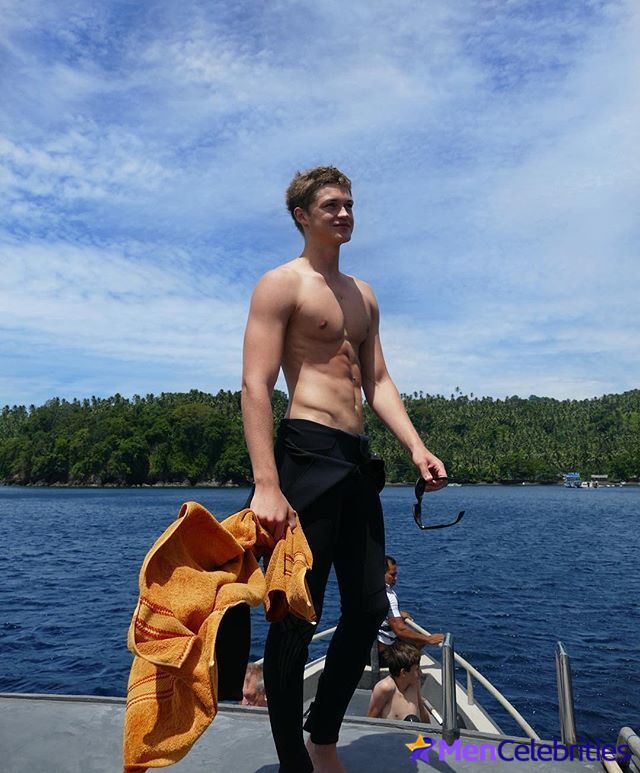 Damian Hardung nude and erotic photos