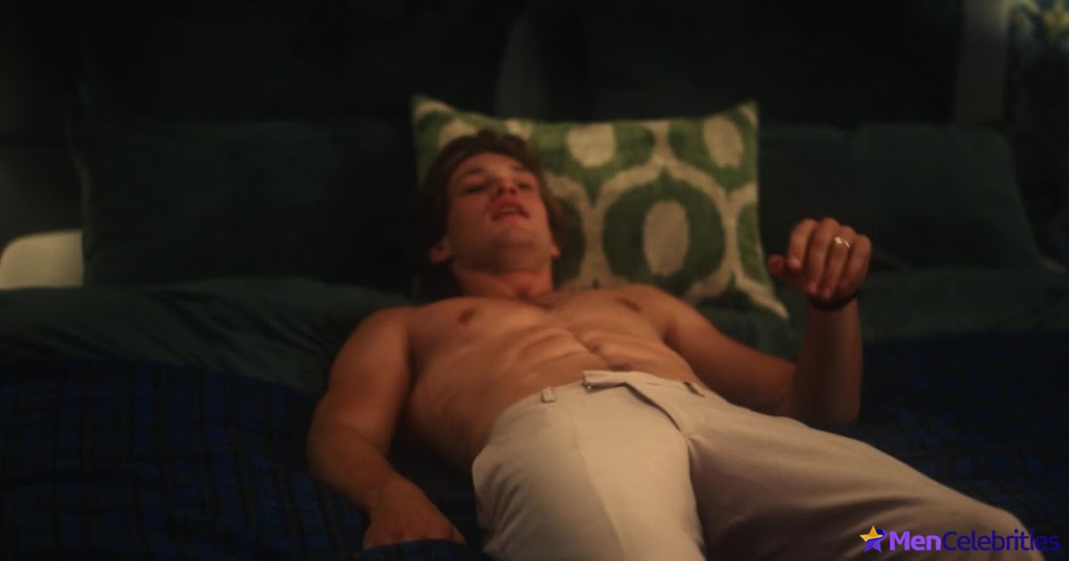 Damian Hardung shirtless in Maxton Hall 1-04 The Moment Of Truth