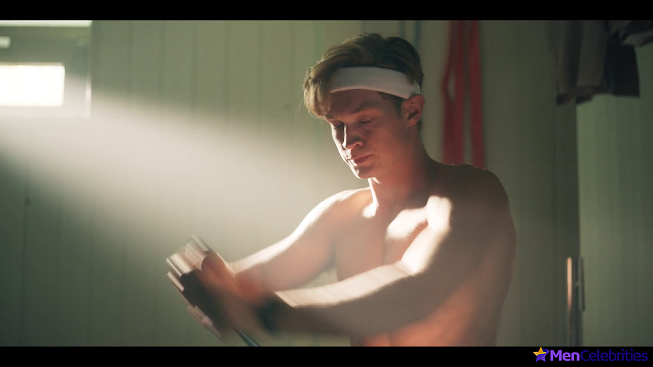 Damian Hardung shirtless in How To Sell Drugs Online 3-05 To make amends maybe be friends