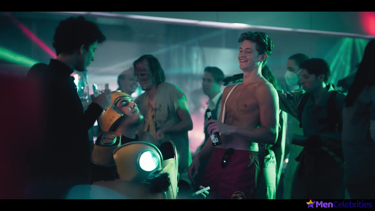 Damian Hardung shirtless in How To Sell Drugs Online 3-05 To make amends maybe be friends