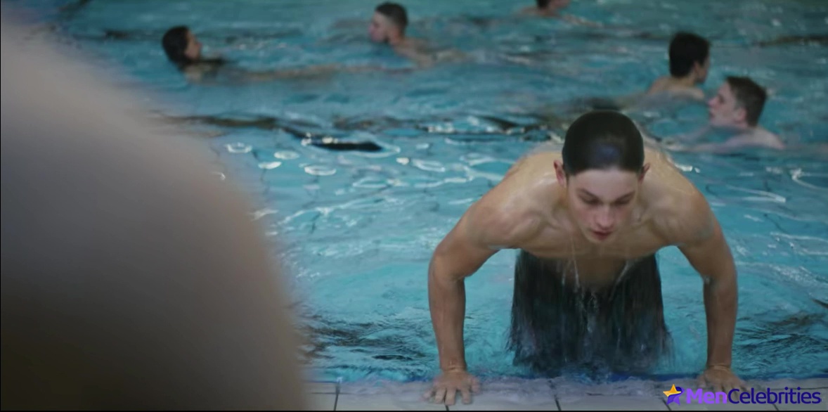 Damian Hardung shirtless in How To Sell Drugs Online 1-01 Nerd Today Boss Tomorrow