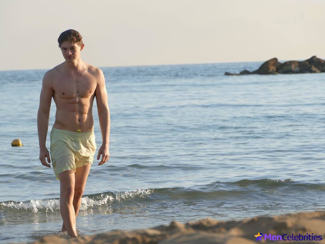Damian Hardung nude and erotic photos