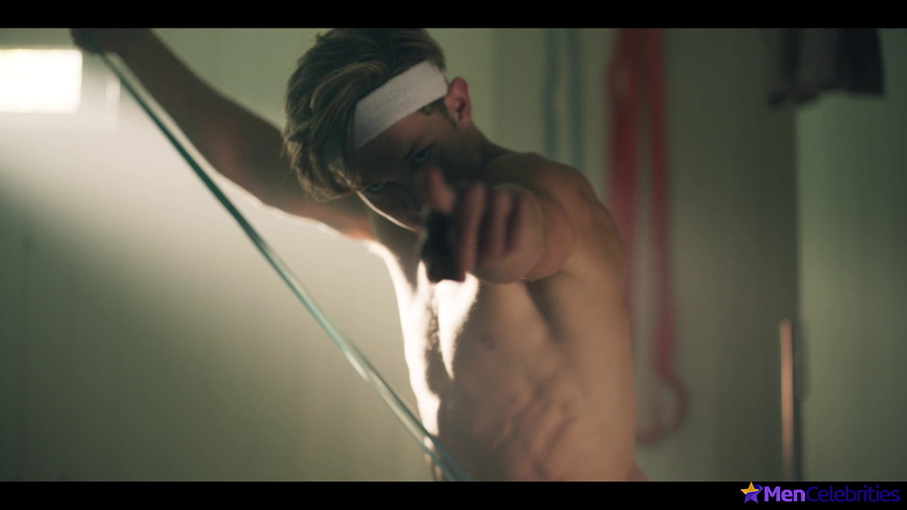 Damian Hardung shirtless in How To Sell Drugs Online 3-05 To make amends maybe be friends