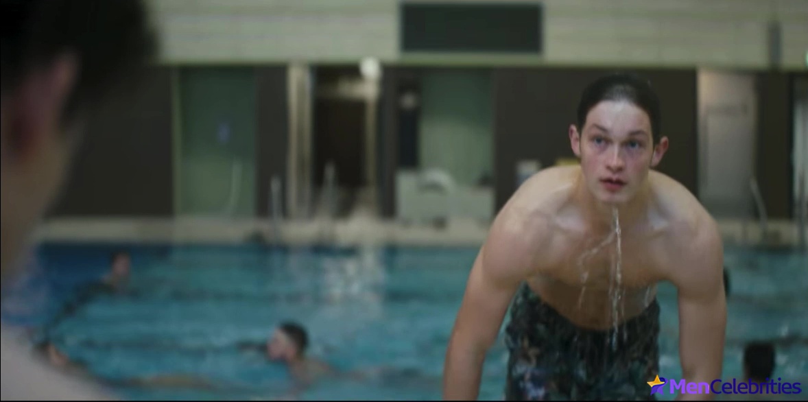 Damian Hardung shirtless in How To Sell Drugs Online 1-01 Nerd Today Boss Tomorrow