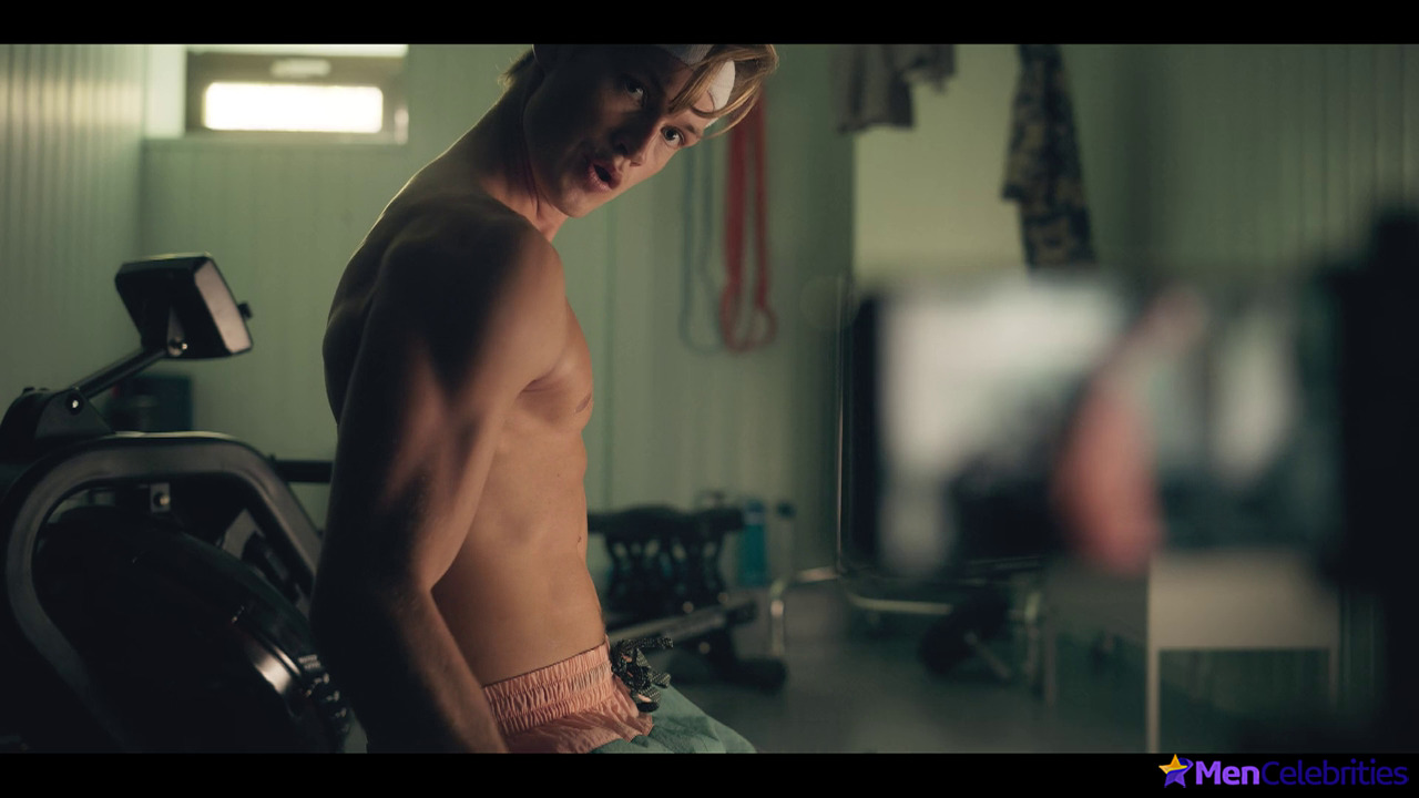 Damian Hardung shirtless in How To Sell Drugs Online 3-05 To make amends maybe be friends