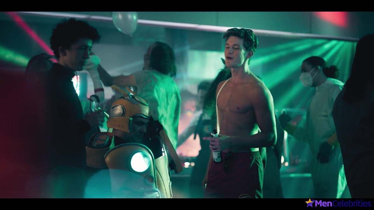 Damian Hardung shirtless in How To Sell Drugs Online 3-05 To make amends maybe be friends