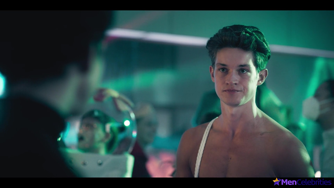 Damian Hardung shirtless in How To Sell Drugs Online 3-05 To make amends maybe be friends