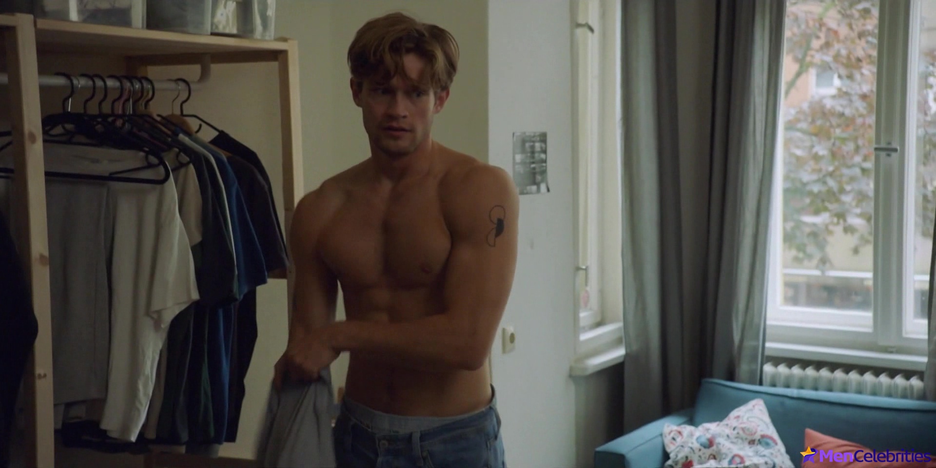 Damian Hardung shirtless in Softies 1-01 Episode 1 1
