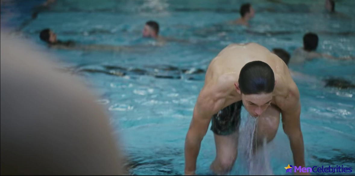 Damian Hardung shirtless in How To Sell Drugs Online 1-01 Nerd Today Boss Tomorrow