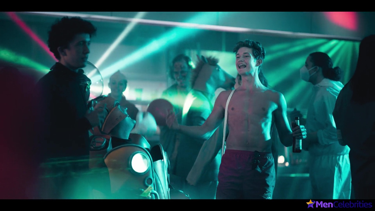Damian Hardung shirtless in How To Sell Drugs Online 3-05 To make amends maybe be friends