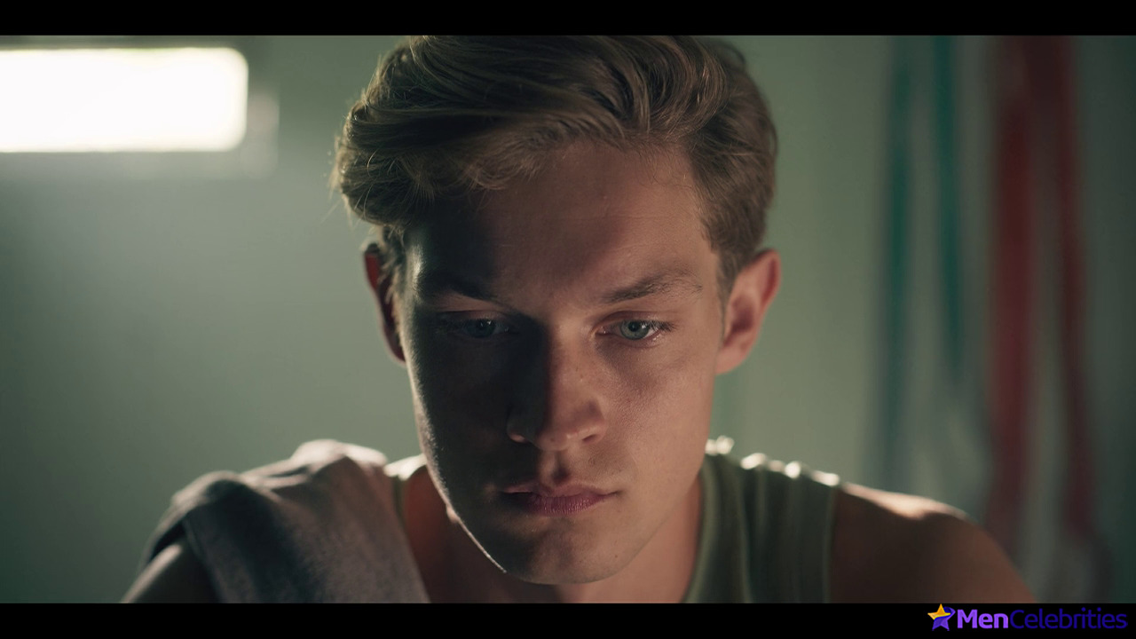 Damian Hardung shirtless in How To Sell Drugs Online 3-05 To make amends maybe be friends