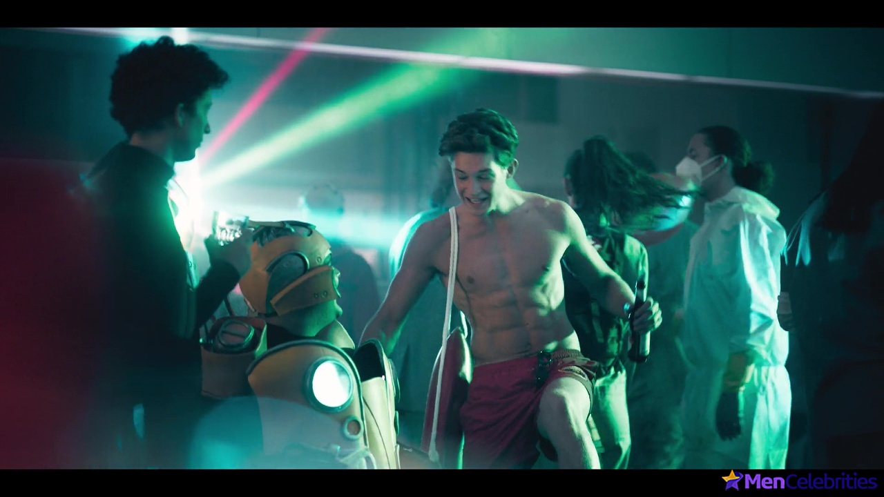 Damian Hardung shirtless in How To Sell Drugs Online 3-05 To make amends maybe be friends