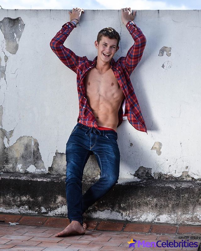 Damian Hardung nude and erotic photos