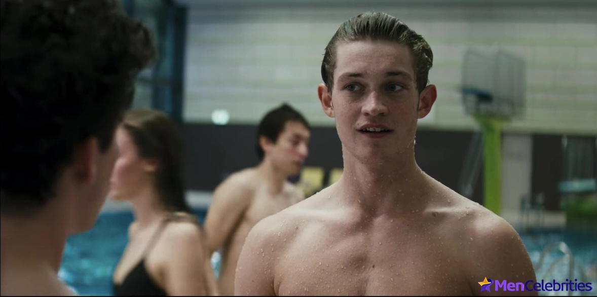 Damian Hardung shirtless in How To Sell Drugs Online 1-01 Nerd Today Boss Tomorrow