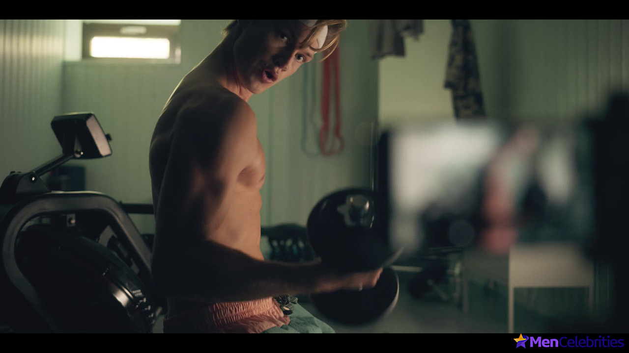 Damian Hardung shirtless in How To Sell Drugs Online 3-05 To make amends maybe be friends
