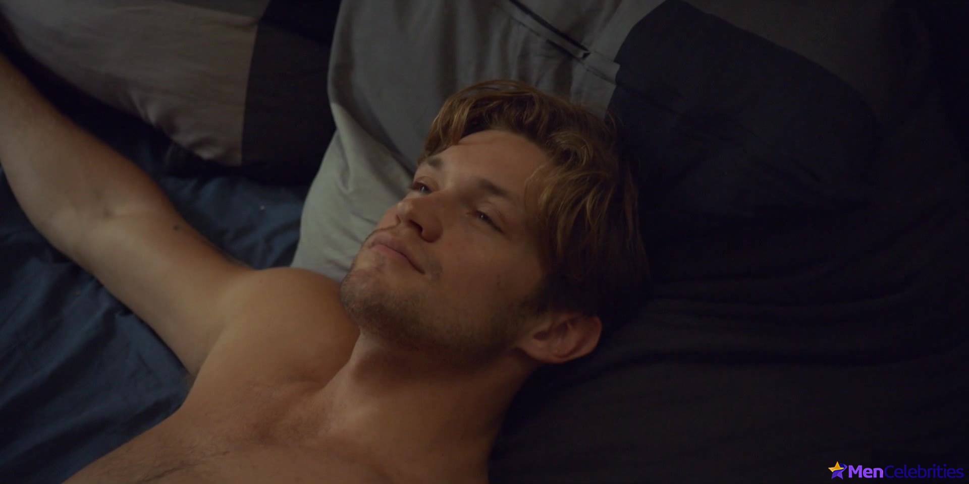 Damian Hardung shirtless in Softies 1-01 Episode 1 1