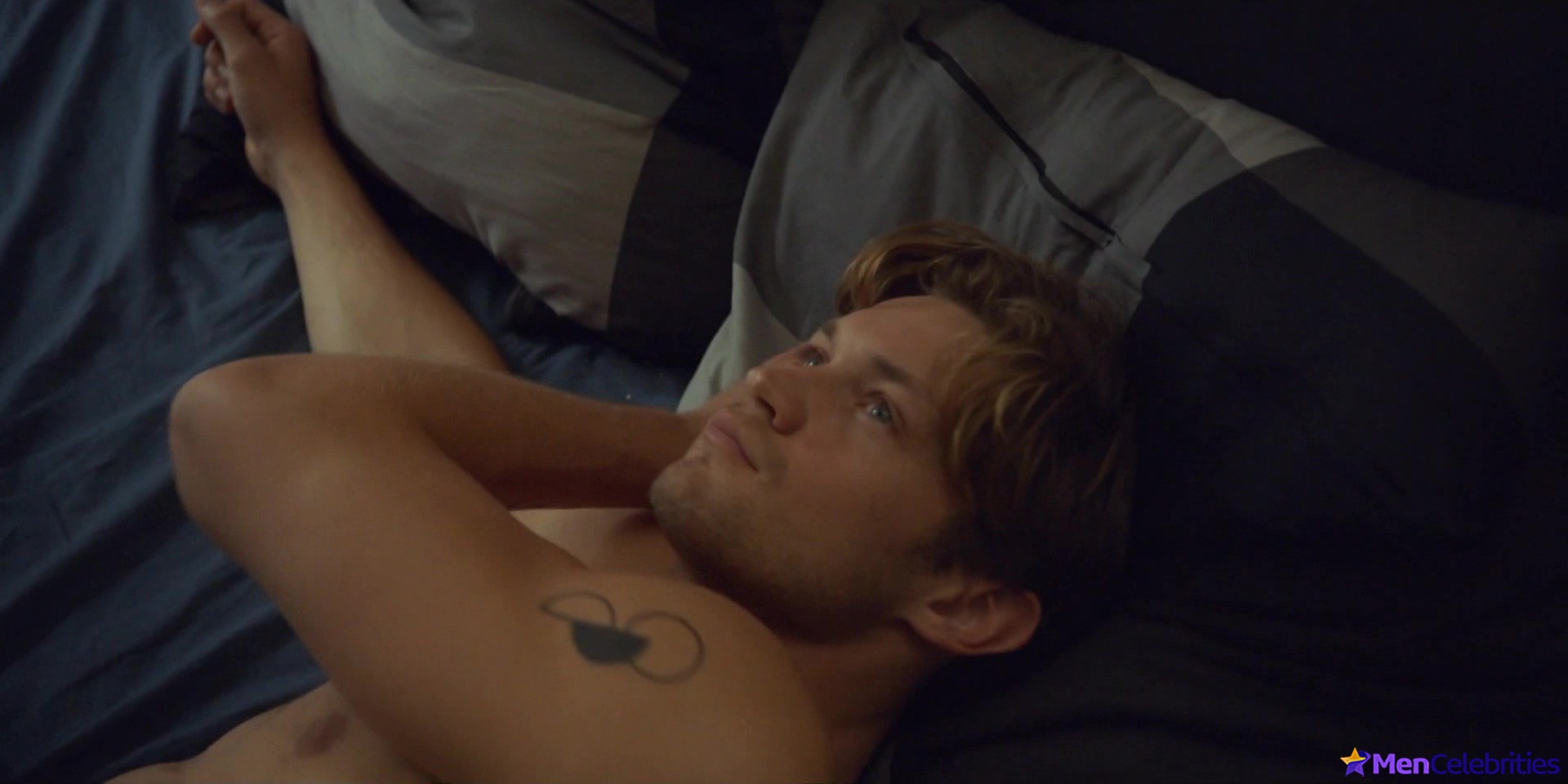 Damian Hardung shirtless in Softies 1-01 Episode 1 1