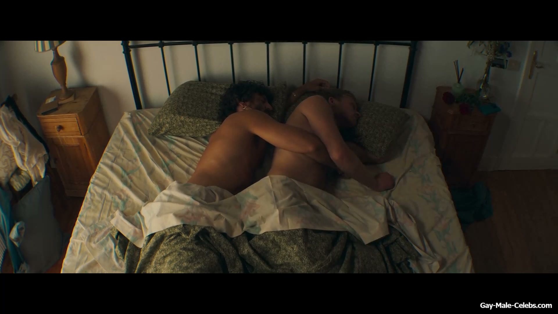 Freddie Dennis and Jaime Zatarain Frontal Nude And Gay Sex in A una isla de ti