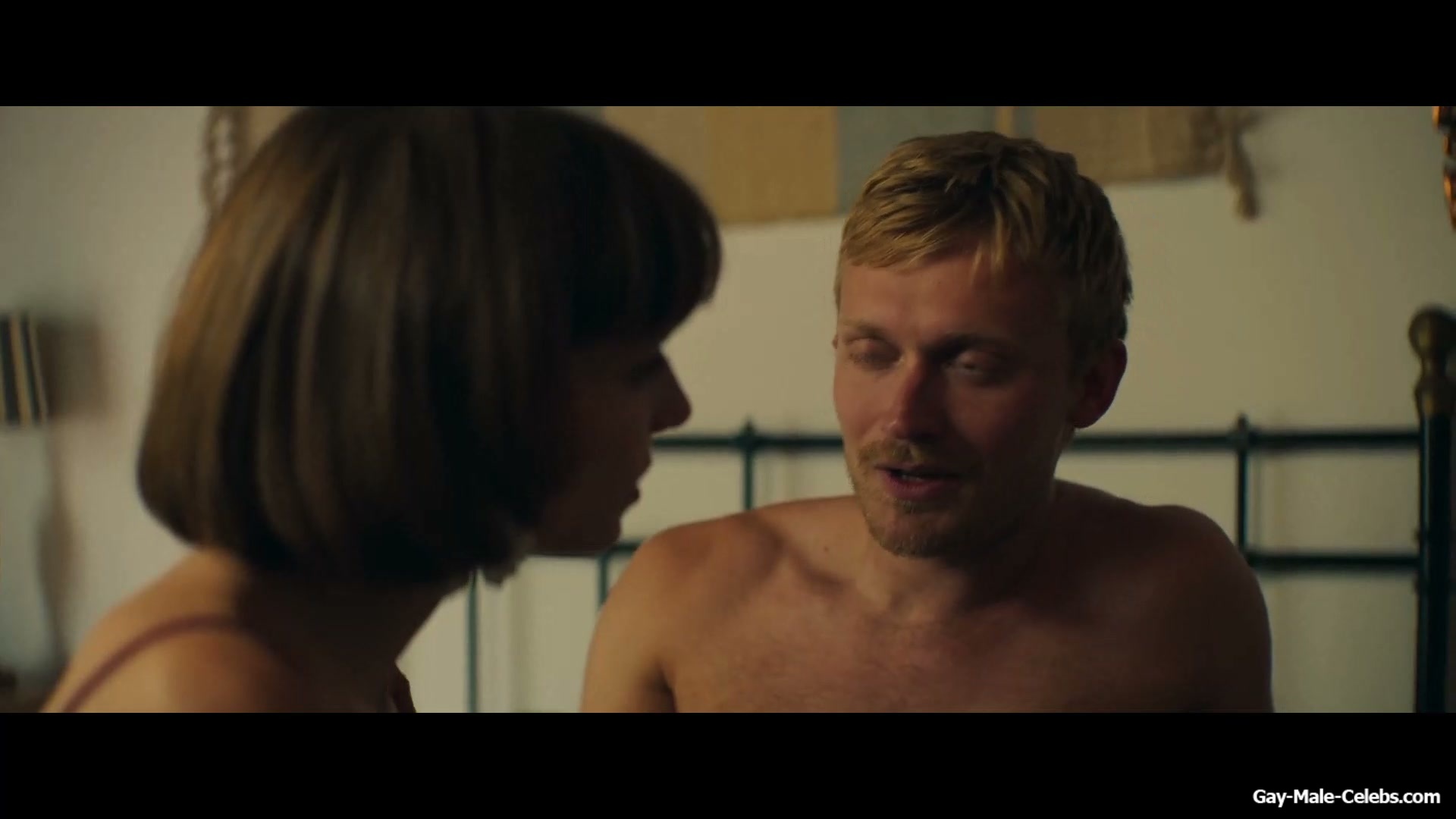 Freddie Dennis and Jaime Zatarain Frontal Nude And Gay Sex in A una isla de ti