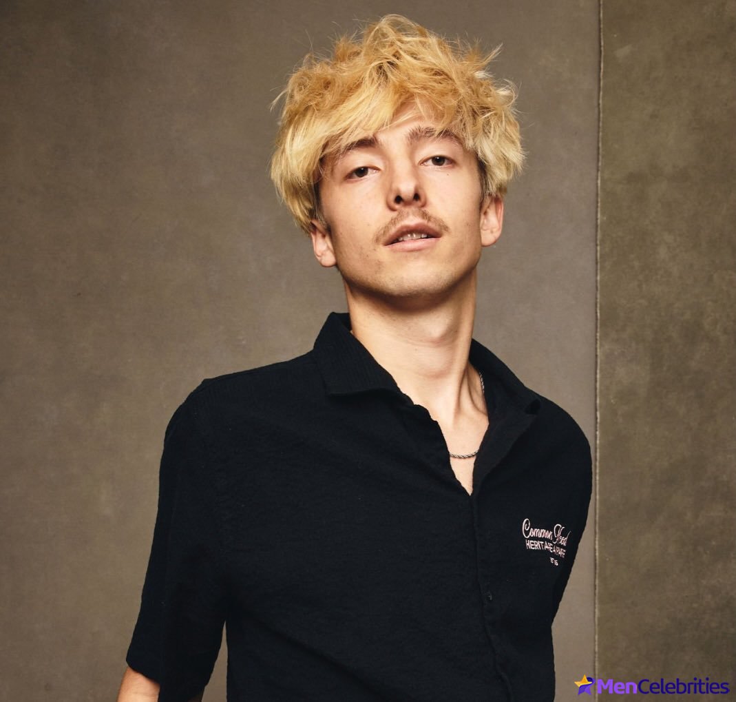 Joe Bird shirtless and sexy photos