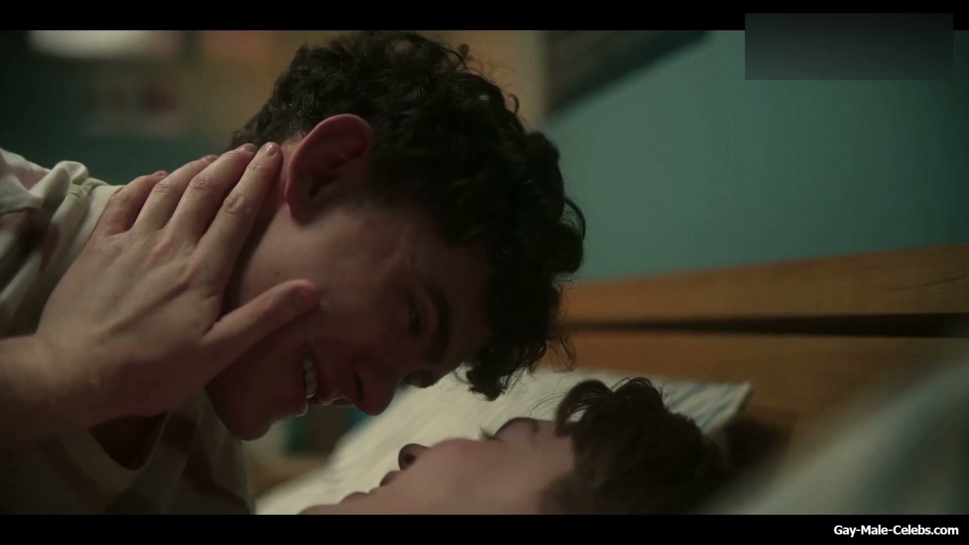 Joe Locke and Kit Connor Shirtless and Hot Gay Scene in Heartstopper