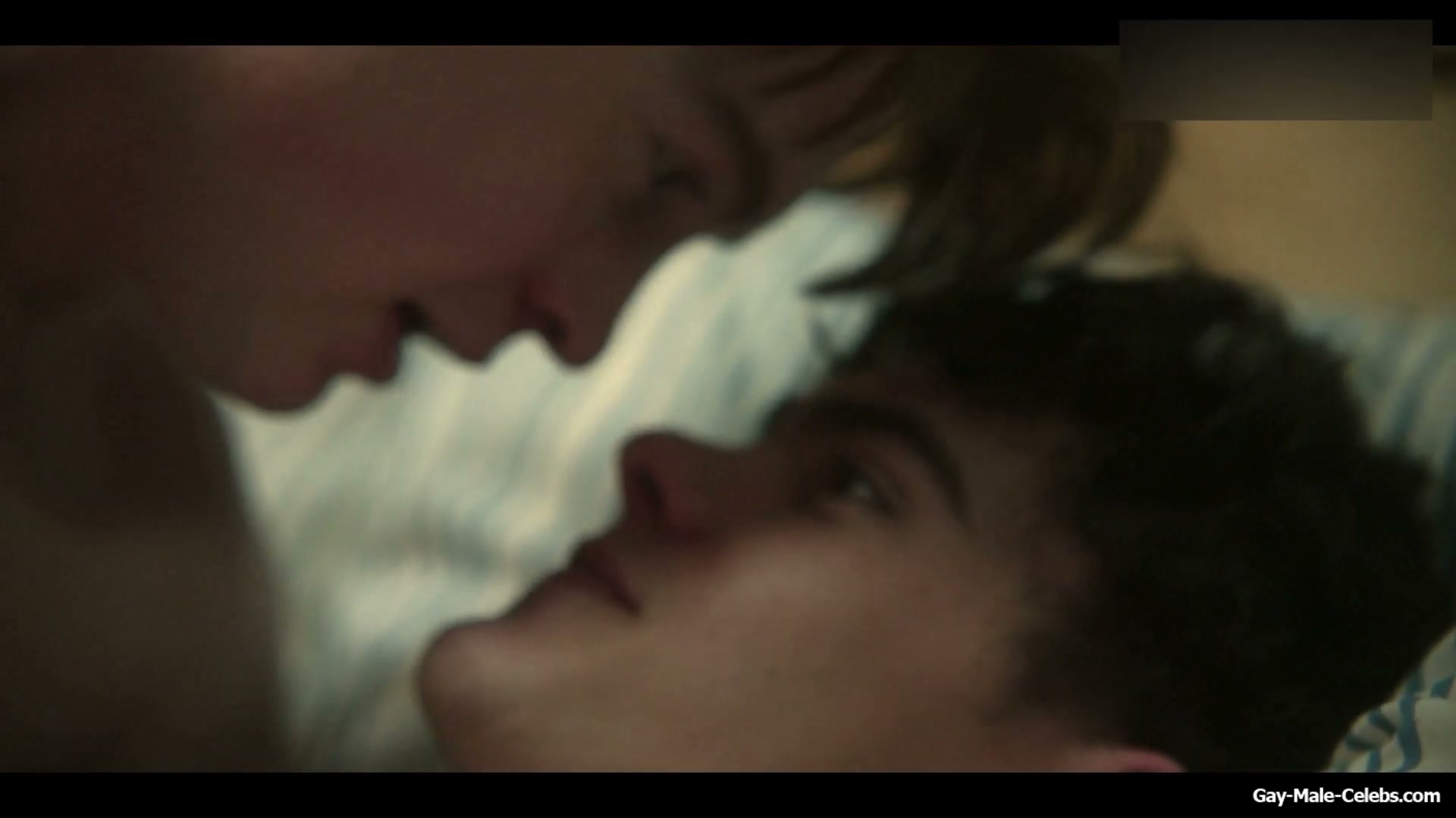 Joe Locke and Kit Connor Shirtless and Hot Gay Scene in Heartstopper