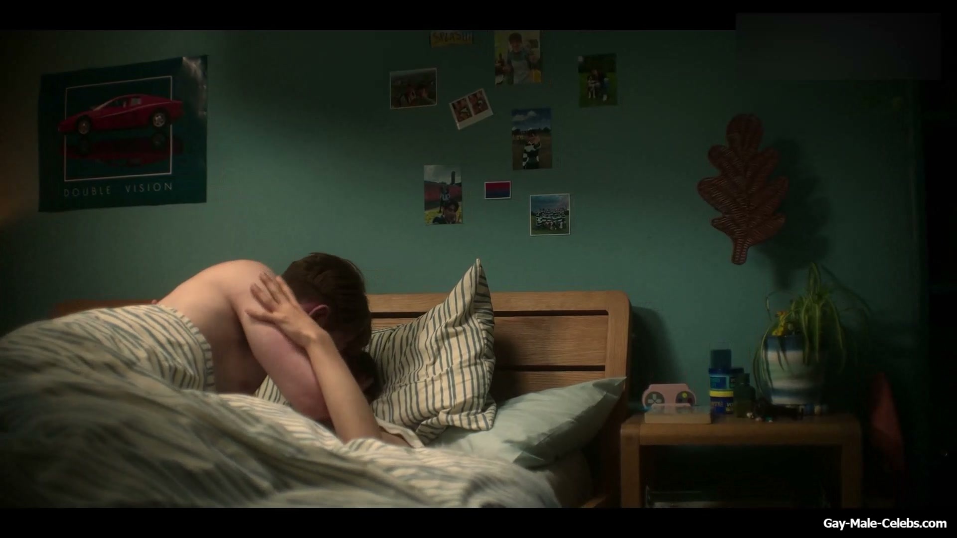 Joe Locke and Kit Connor Shirtless and Hot Gay Scene in Heartstopper