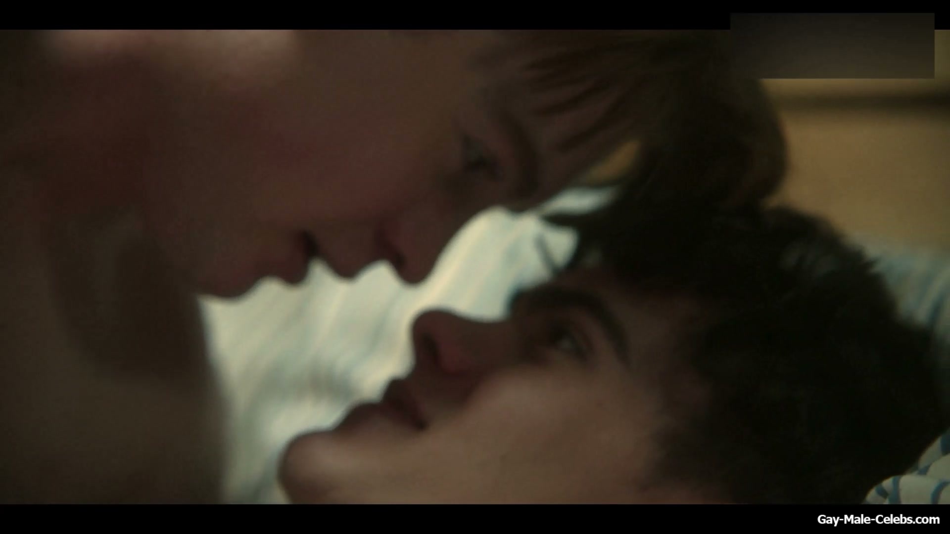 Joe Locke and Kit Connor Shirtless and Hot Gay Scene in Heartstopper