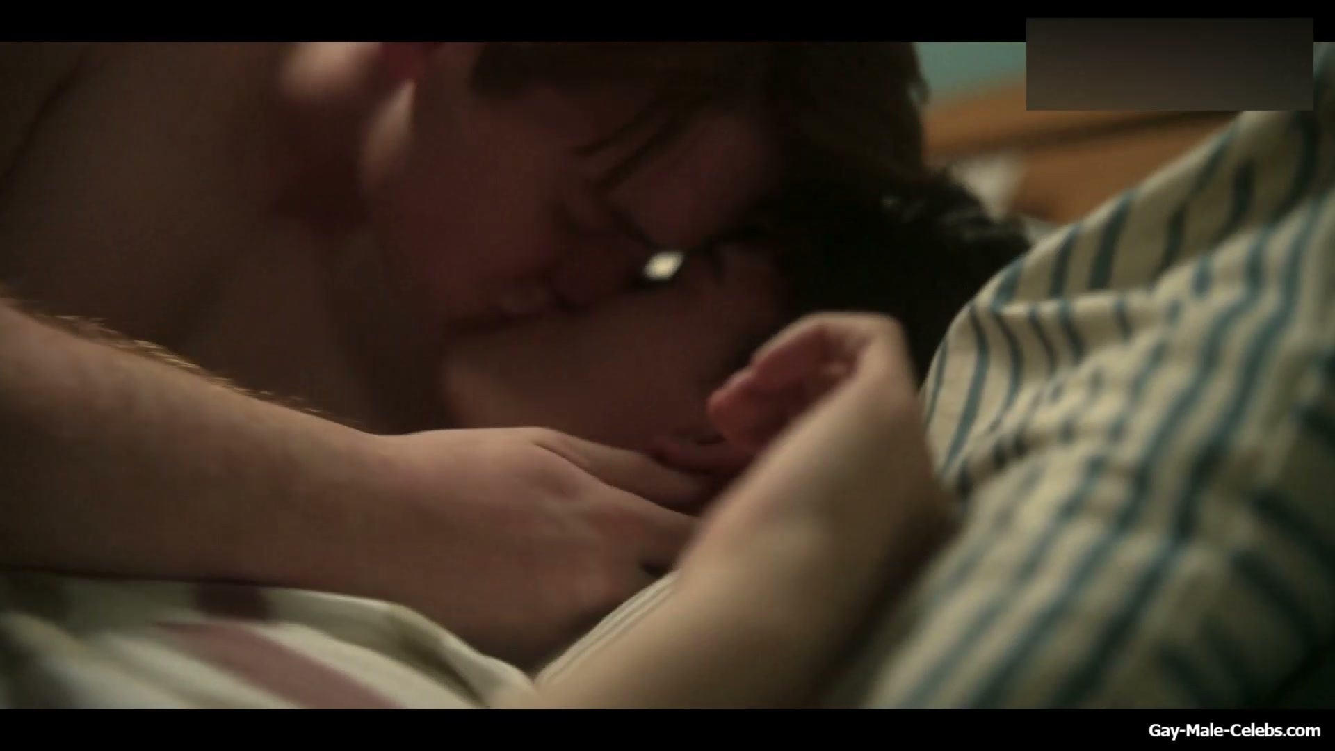 Joe Locke and Kit Connor Shirtless and Hot Gay Scene in Heartstopper