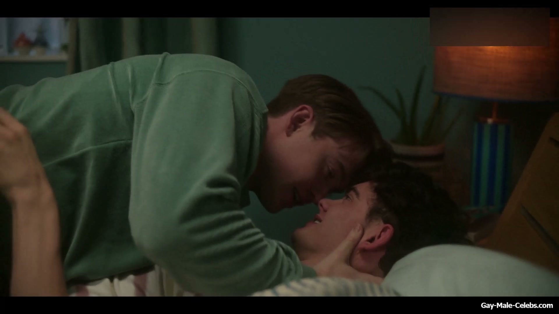 Joe Locke and Kit Connor Shirtless and Hot Gay Scene in Heartstopper