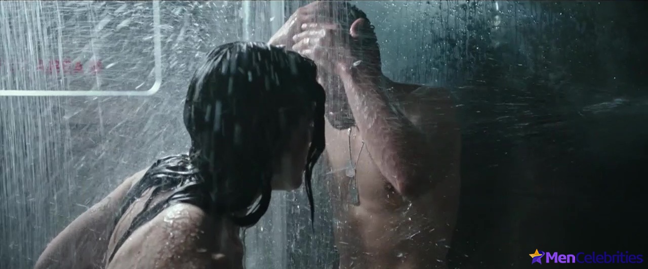 Jussie Smollett nude shower scenes in Alien Covenant